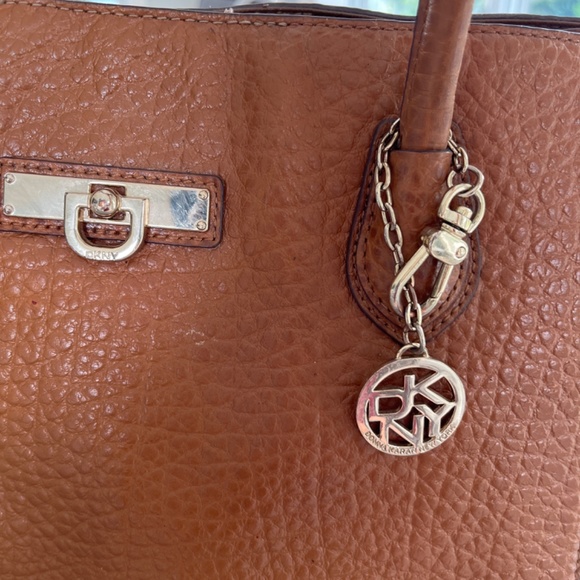 DKNY shoulder purse tan imitation crocodile prints monogram inside - Picture 2 of 7